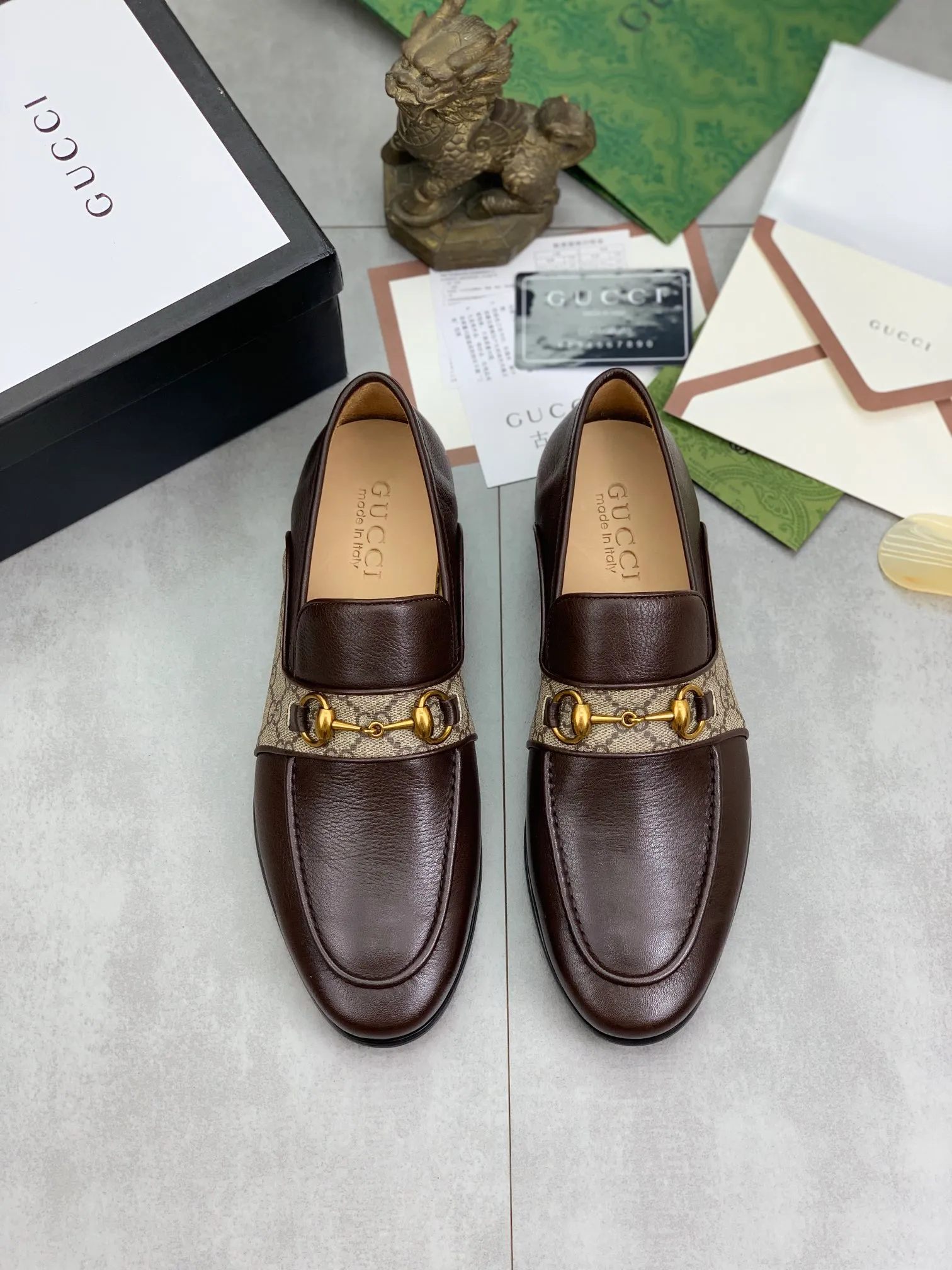 Men's shoes 💰P580 💰[New model] Genuine leather outsole series 🆘Water-dyed cow lining [GUCCI] Gucci leather shoes, top purchasing men's 2023 counters are on sale simultaneously, top-grade original calfskin imported from Italy ➕ first-layer cowhide lining) original factory special original sole, fine workmanship, impeccable 👍 You can go in and out of the counter at will; the real thing is super beautiful, code number: 38 to 45 black Brown 🉑️Choose a full set of packaging at the counter
